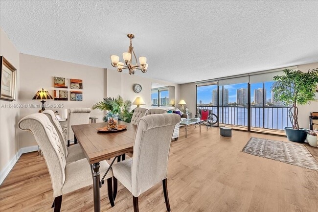 Foto del edificio - 17600 N Bay Rd