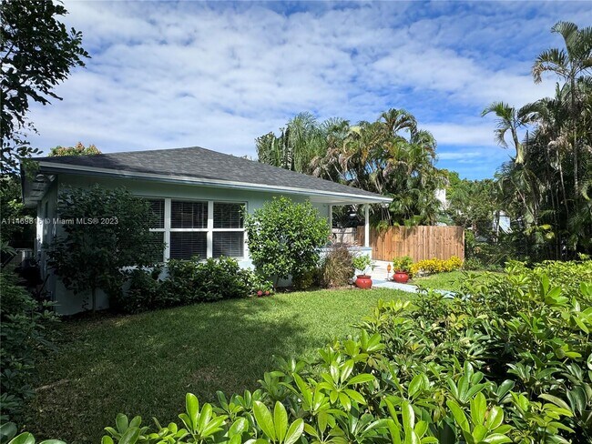 Building Photo - 3211 Poinsettia Ave