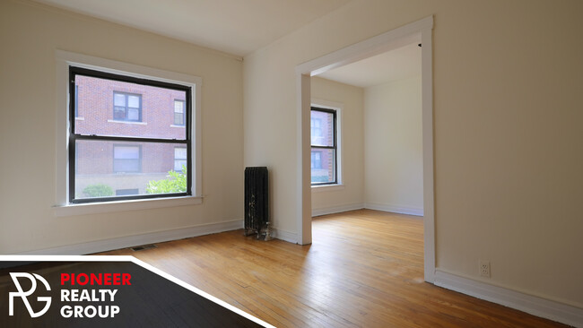 Building Photo - 812 W Waveland Ave