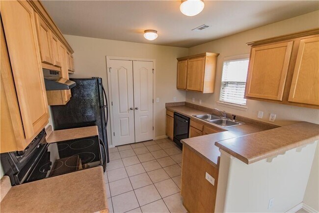 Building Photo - 902 Oakwood Ln