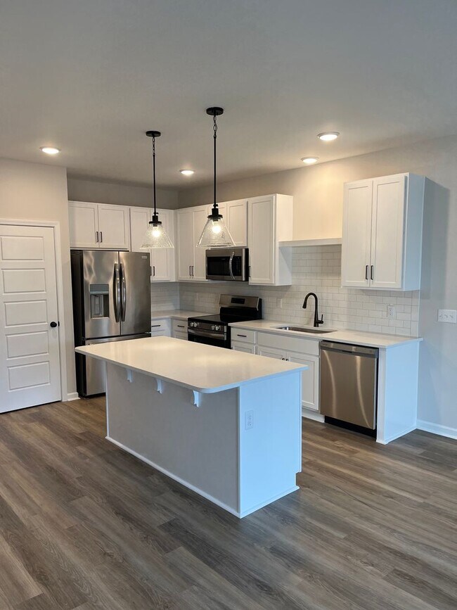 Building Photo - Brand New Townhome, great location