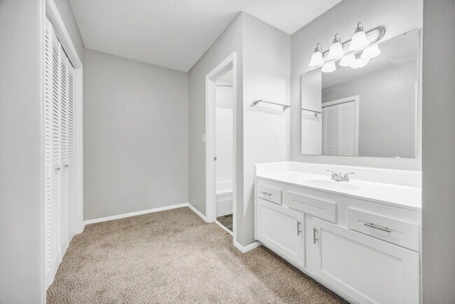 Foto del edificio - Landmark Woods Apartments