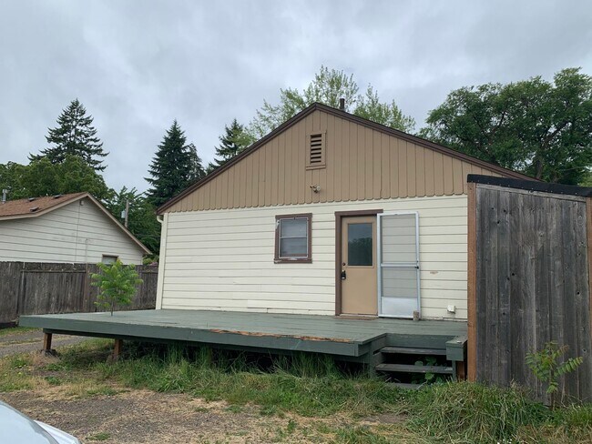 Foto del edificio - 2 Bedroom ~ 1 bath Cottage near Campus in serene setting