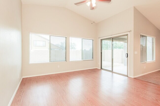 Foto del edificio - 25549 W Winslow Ave