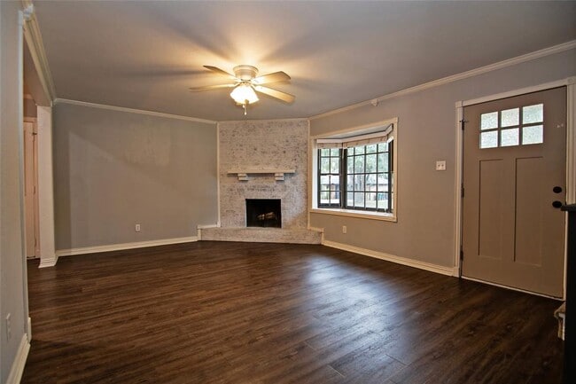 Building Photo - 2410 Valley Dr