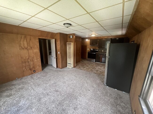 Building Photo - 1Bedroom Upper