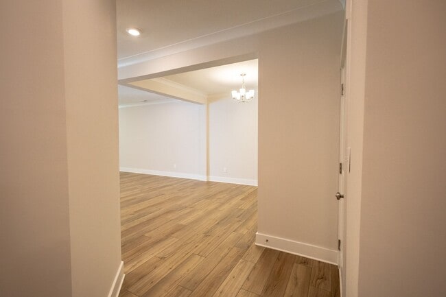 Building Photo - Luxury Townhouse