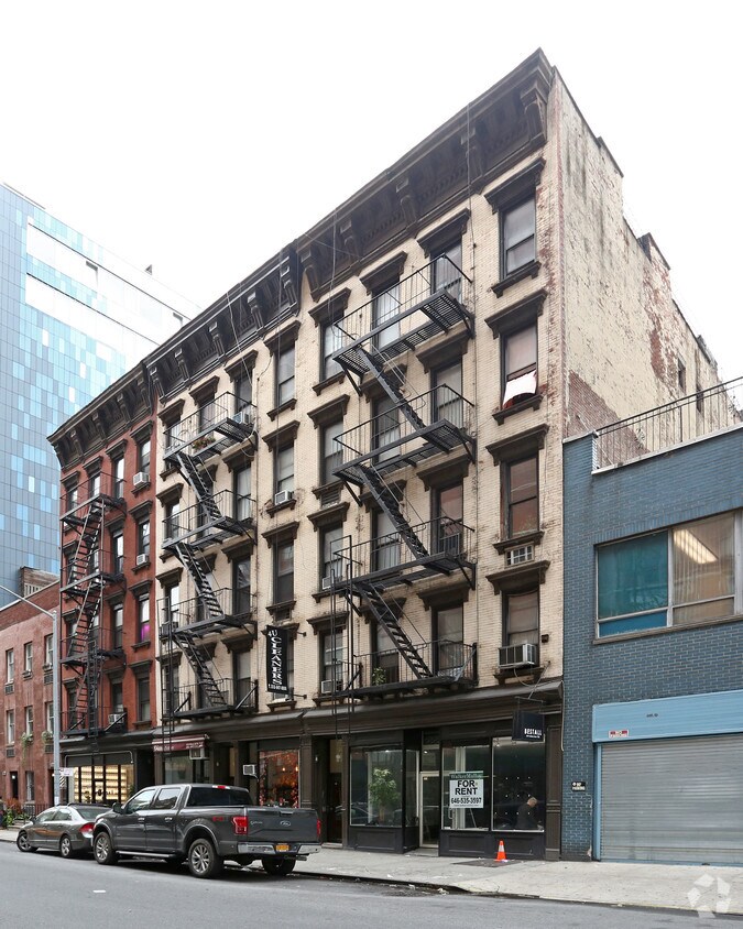 Primary Photo - 231 W 19th St