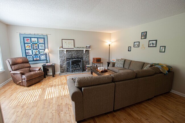 Building Photo - Pet Friendly Four Bedroom on Exit 8!