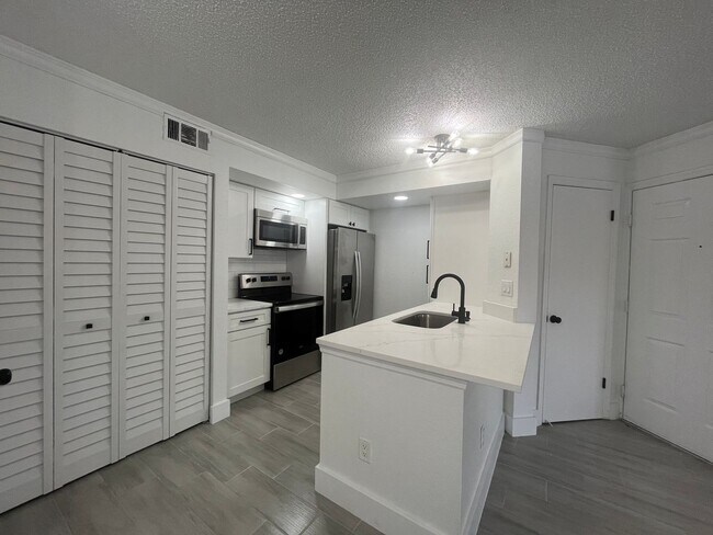 Foto del edificio - *Freshly Painted * 1/1 Condo near MCO Airp...