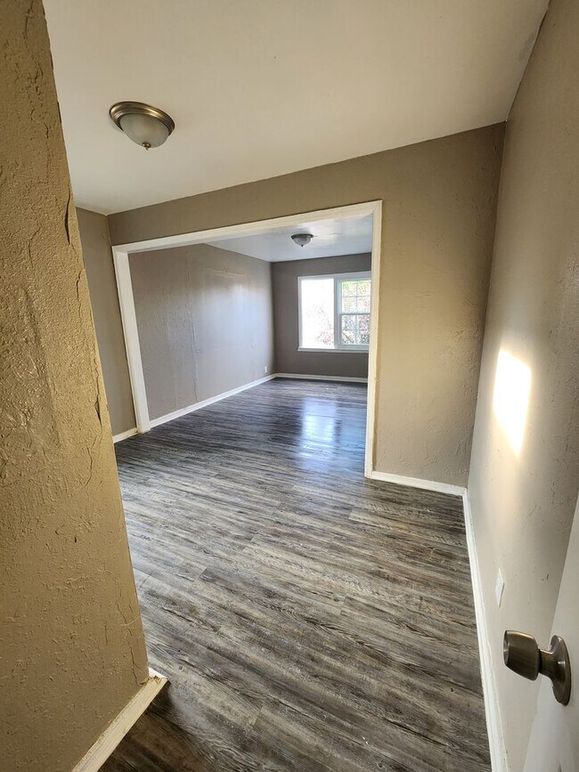 Building Photo - $600 Deposit Special on Spacious 3 Bed, 1 ...