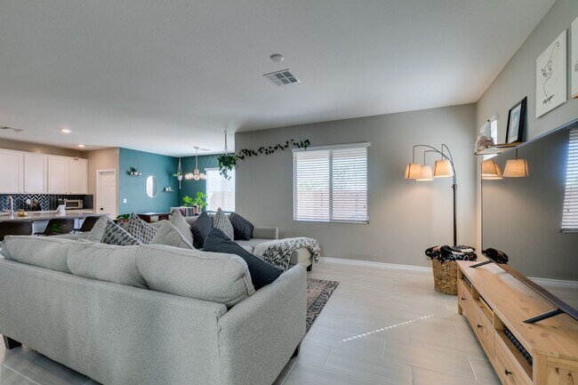 Foto del edificio - Gated, 4bed + loft with Bedroom and Full bathroom downstairs. Skye Canyon