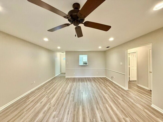 Foto del edificio - Tour Today! Stunning 3 Bedroom, 2 Bathroom Duplex in Tyler!