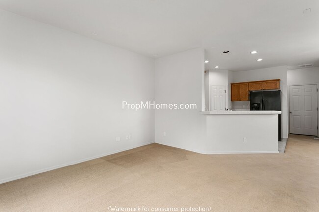Foto del edificio - Spacious Two Bedroom End Unit Townhouse In...