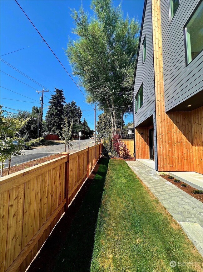 Photo - 918 N 100th St Townhome