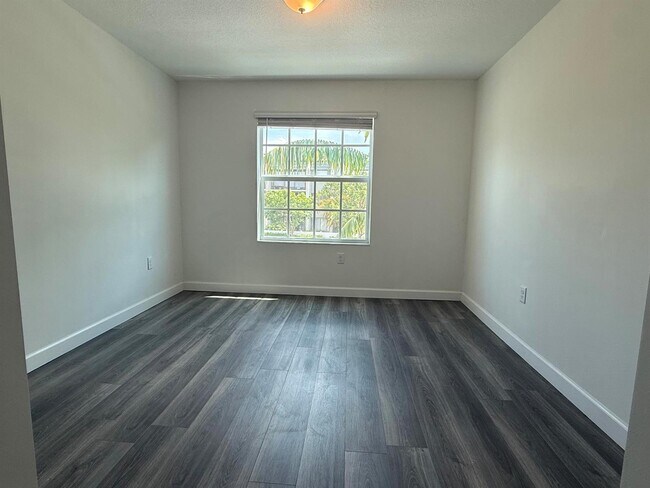 Foto del edificio - 6907 Broadwater Ln