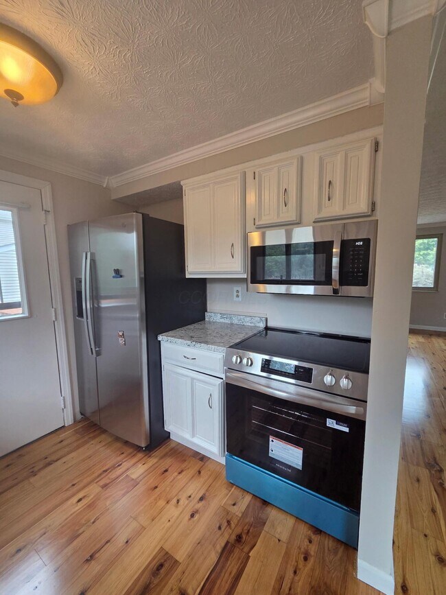 Building Photo - 5225 Wolf Run Dr