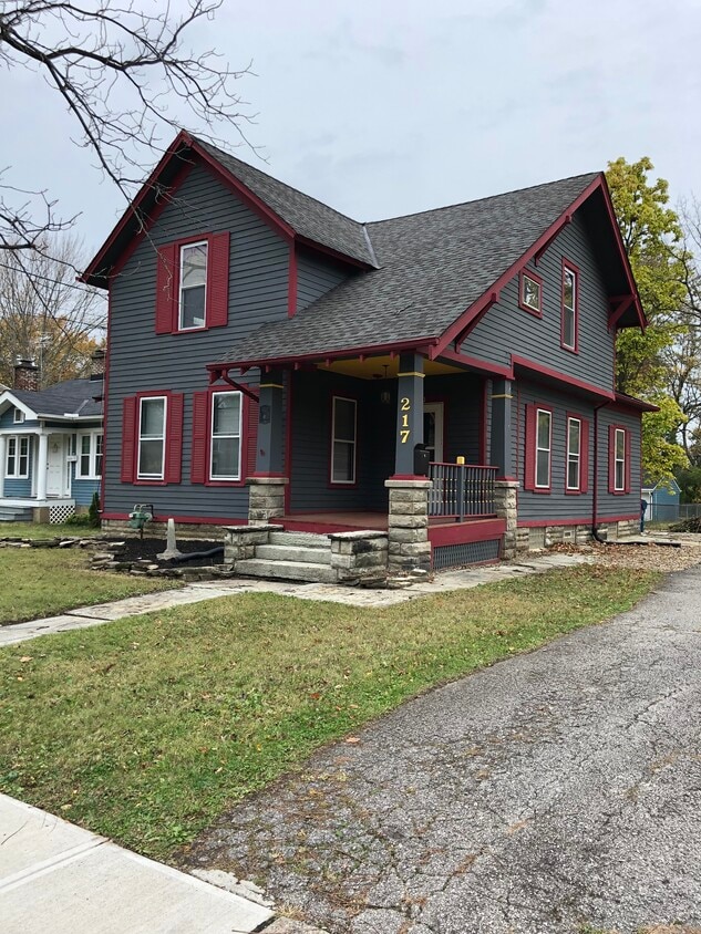 Primary Photo - 217 E Bridge St