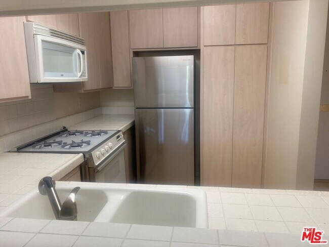 Foto del edificio - 10800 Holman Ave