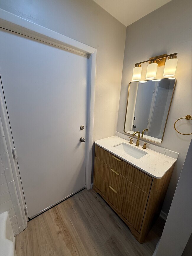 Foto del edificio - 627 Shady Ln Dr
