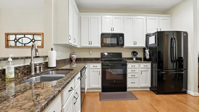 Building Photo - Charming 3 Bed, 2.5 Bath Condo in Midlothi...