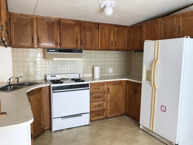 Building Photo - 2395 E Bear Lake Rd