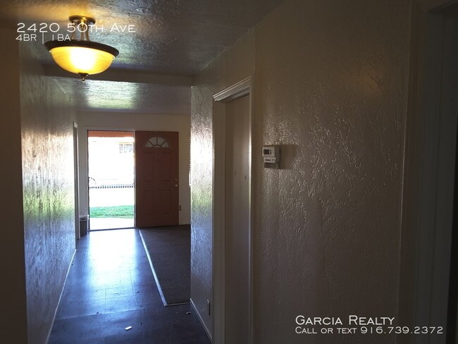 Building Photo - 3/4 bedroom 1 bath in South Sac