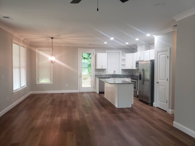 Building Photo - 214 Forest Dr