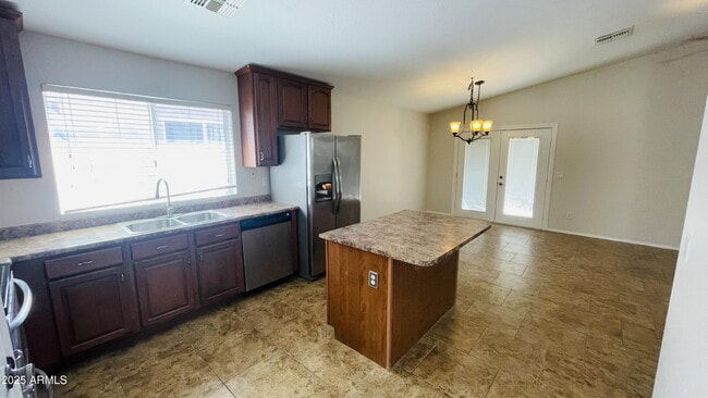 Foto del edificio - 45101 W Woody Rd