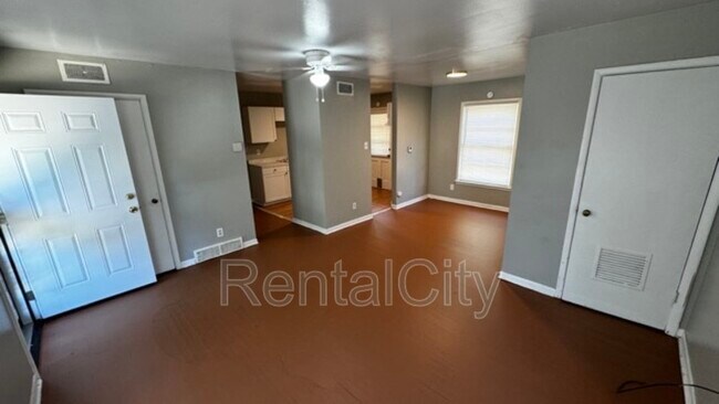 Building Photo - 1881 Davis Cir