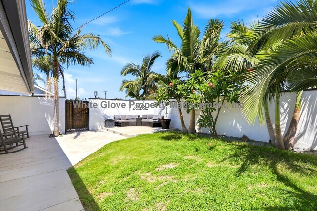 Foto del edificio - Rare Gated Orange Park Acres 3 Bedroom Property Featuring a Commercial Workshop & Studio