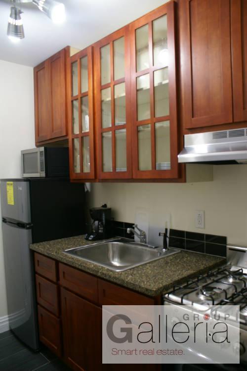 Building Photo - 213 W 28th St