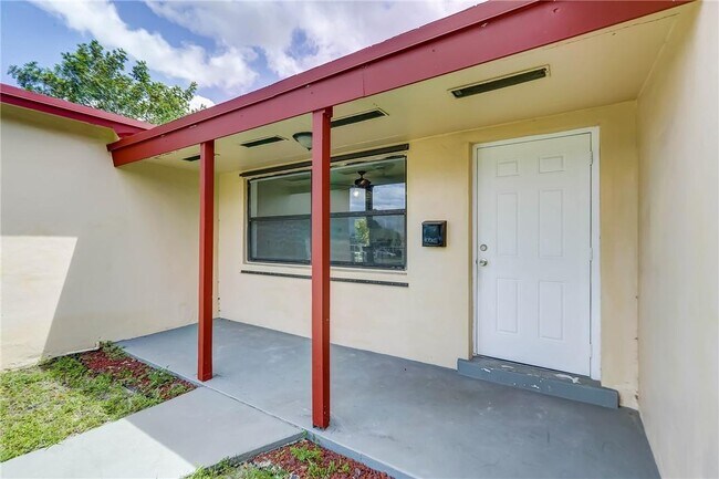 Foto del edificio - 5804 NW 14th St