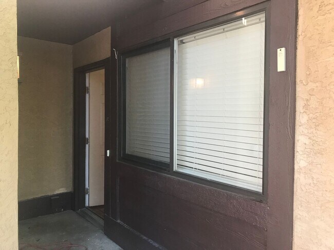Building Photo - 1 bed, 1 bath w/ loft and office Townhouse...
