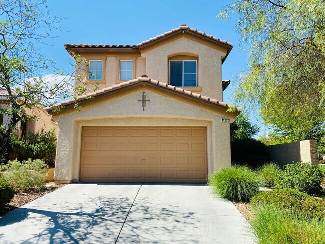 Foto del edificio - SUMMERLIN 2101SQFT 3 BED 2.5 BATH HOME WITH PARK VIEW FROM THR ROOMS, WALKING DISTANCE TO GIVENS