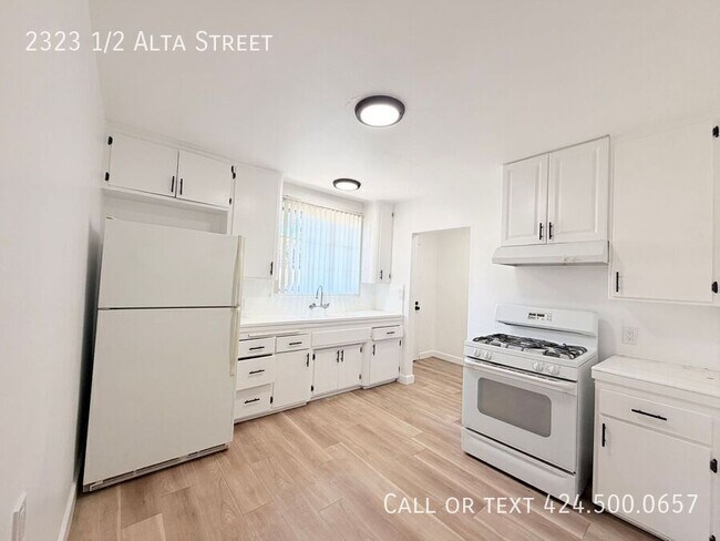 Building Photo - 2323 1/2 Alta Street-