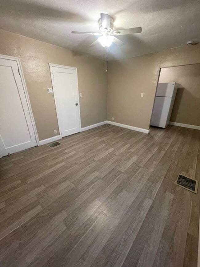 Building Photo - COMING SOON! Charming Single-Level Studio ...