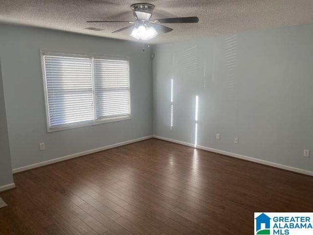 Foto del edificio - 5048 Falling Creek Ln