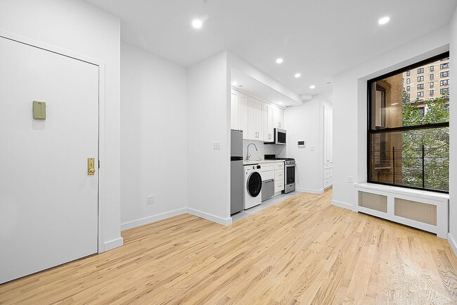 Building Photo - 27 W 84th St