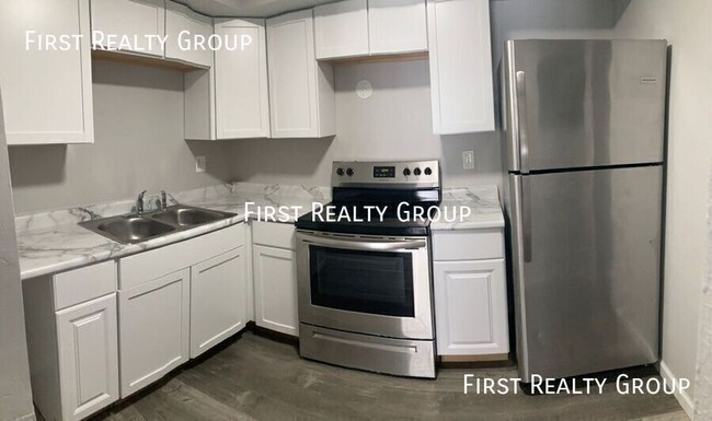 Building Photo - 2 Bedroom, 1 Bath Apartment for Rent, Move...