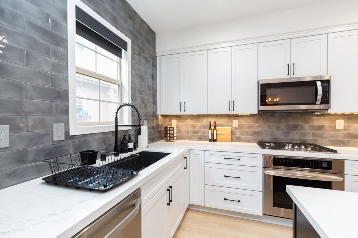 Primary Photo - 3 Bed, 2 Bath Townhome in Mission Valley--...