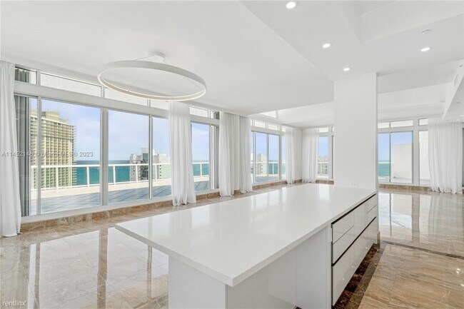Building Photo - 4 br, 3.5 bath Condo - 16400 Collins Ave #...