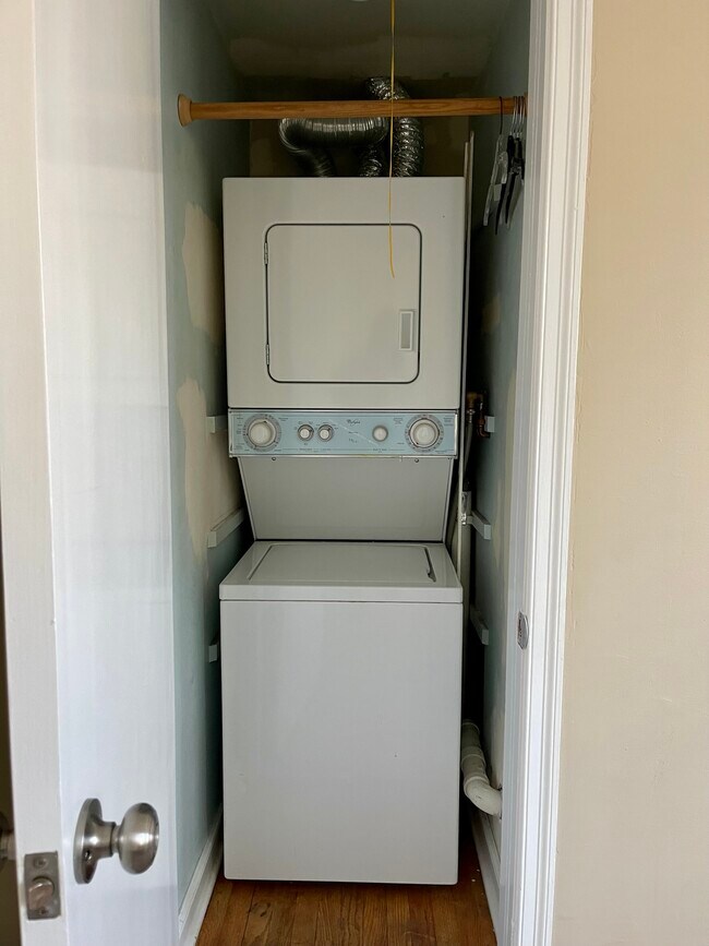 Building Photo - 806 Hall St