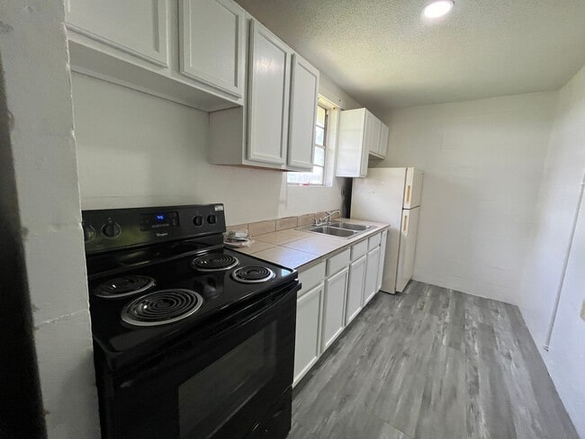 Building Photo - REMODELED 1 Bedroom, 1 Bathroom Brick Apartment (ask about our move in special!)