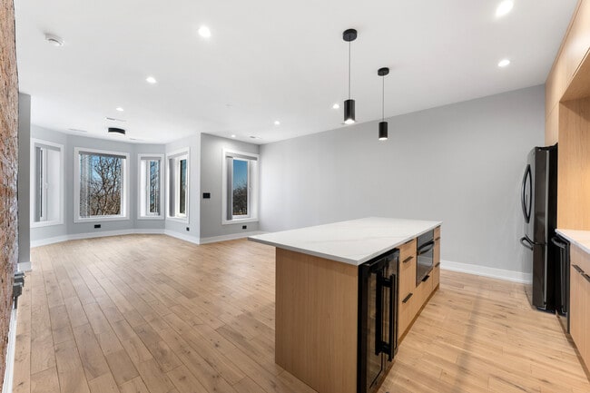 Building Photo - 7724 N Eastlake Terrace