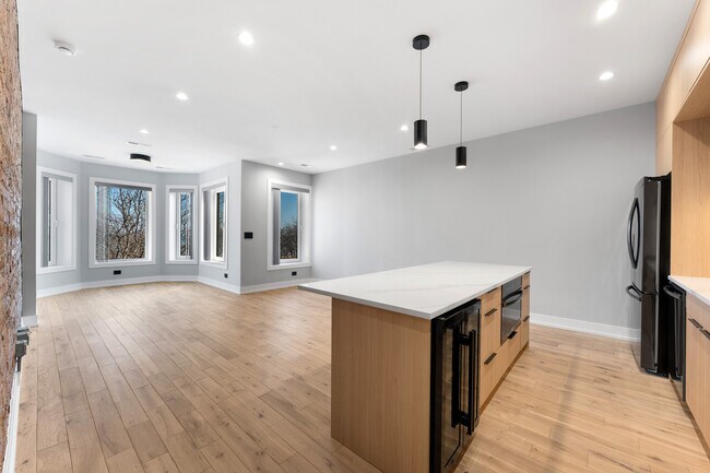 Building Photo - 7724 N Eastlake Terrace