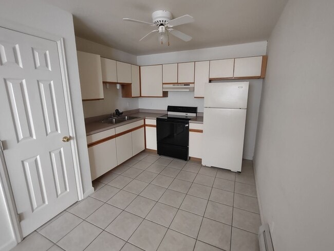 Building Photo - ALL PROSPECTIVE TENANTS MUST SUBMIT A $58 NON-REFUNDABLE APPLICATION FEE PER APPLICANT ONLINE AND...