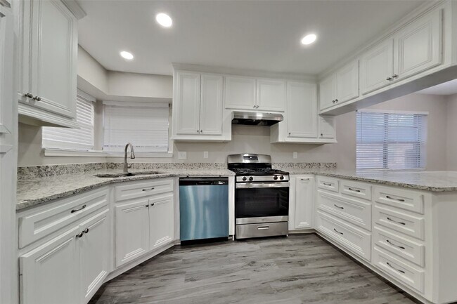 Foto del edificio - 5402 Woodville Ln