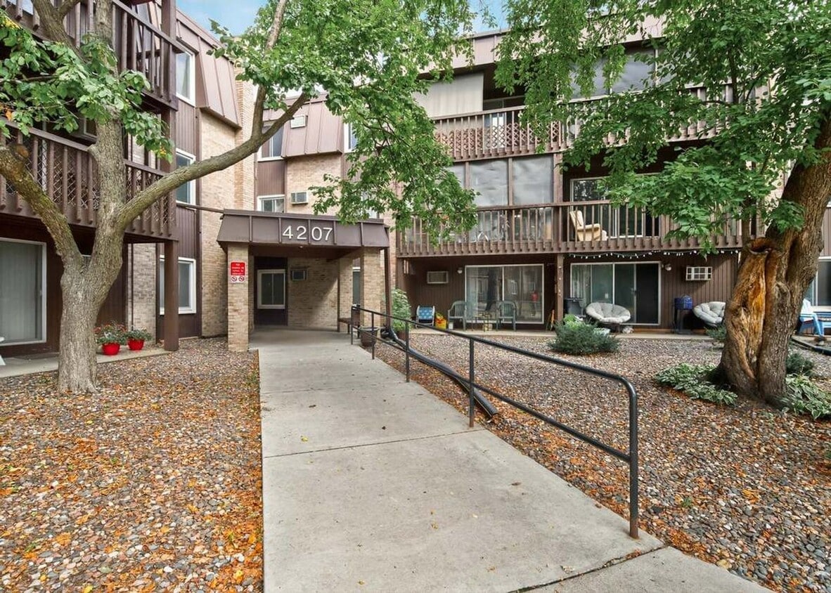 Primary Photo - Maintenance-Free Living By The Beach