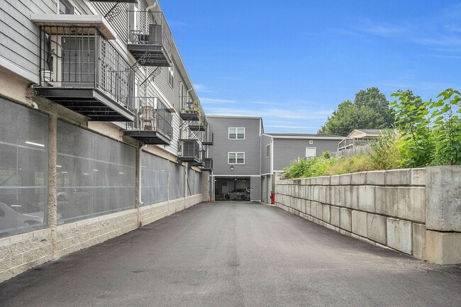 Building Photo - Arrowpoint at South Grove
